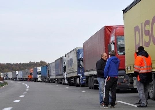 На кордоні з Росією черга із 300 вантажівок